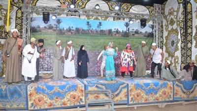 نائب محافظ بني سويف يشهد عرضًا لمسرح القرية 