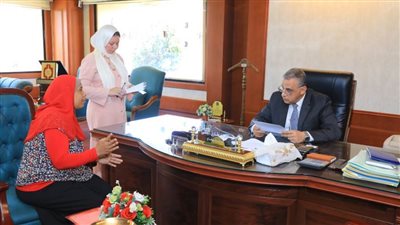 محافظ سوهاج والسكرتير المساعد يلتقون 86 مواطنا لبحث مطالبهم وحل شكواهم