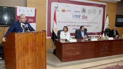 محافظ بني سويف يلتقي أولياء أمور طالبات برنامج 