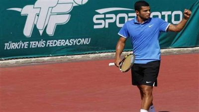 كريم مأمون يهزم بطل الجزائر ويتأهل لربع نهائي منافسات التنس