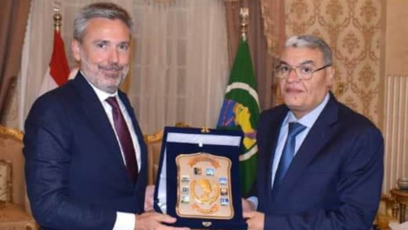 محافظ المنيا والسفير
