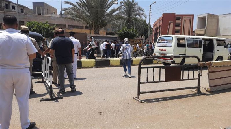 أثناء خروج طلاب الثانوية