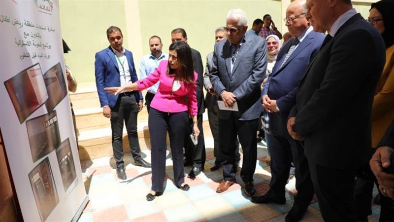 محافظ القاهرة يستمع