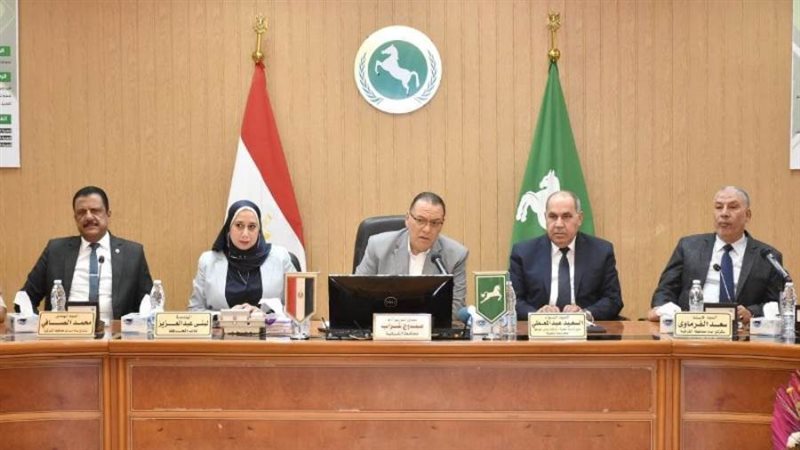 محافظ الشرقية خلال