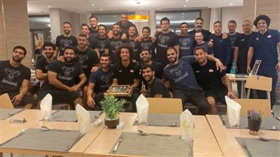 منتخب اليد يحتفل بنجم المنتخب عقب وصوله مقر إقامة البعثة بالجزائر