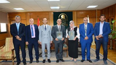 رئيس جامعة أسيوط يستقبل ممثلة الجامعة العمالية لبحث سبل التعاون بين الطرفين