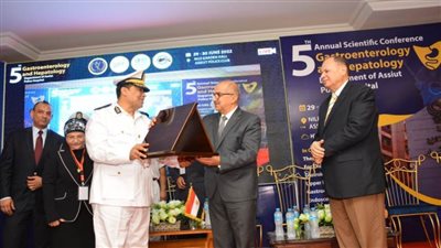 تكريم رئيس جامعة أسيوط بمستشفى الشرطة 