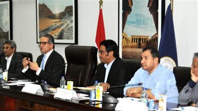 العناني يجتمع مع بعض مديري المعاهد الأثرية الأجنبية