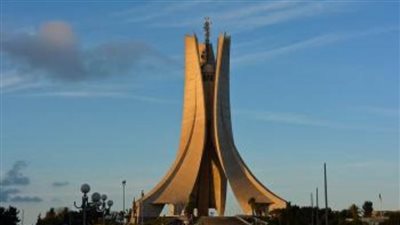 رئيس الوزراء يزور مقام الشهيد بالعاصمة الجزائرية ويضع إكليلا من الزهور تكريما لأرواح شهداء الجزائر