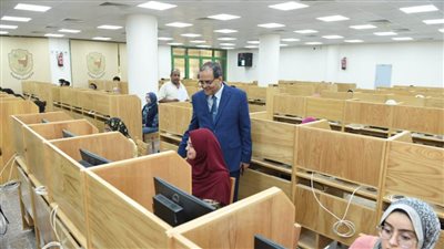 رئيس جامعة سوهاج يتفقد الامتحانات الإلكترونية لطلاب كلية الطب البشري 