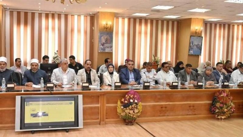 جانب من اجتماع محافظ