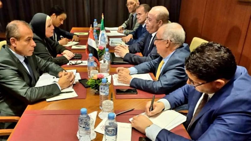 جامع تبحث مع نظيريها