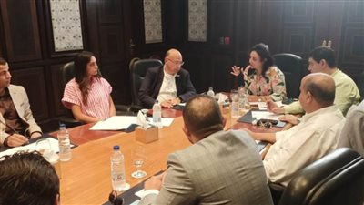 نائب وزير السياحة والآثار تناقش الاستعدادات لمؤتمر المناخ