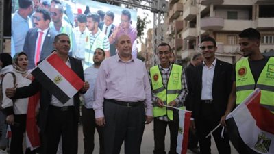 باللافتات والأعلام.. 