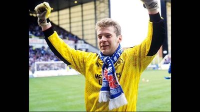 اللعين يهزم الحارس الأسطوري في مباراته الأخيرة 