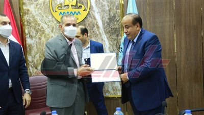 محافظ كفر الشيخ ونائبه يكرمان السكرتير العام