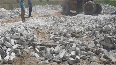 محافظ المنيا إزالة 8 حالات تعدٍ على الأراضي الزراعية ورفع الإشغالات بملوي ومغاغة