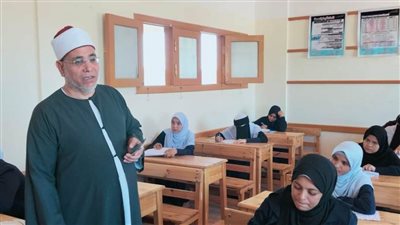 طلاب القسم الأدبي للشهادة الثانوية الأزهرية بسوهاج يؤدون امتحان مادتي التوحيد والإنشاء