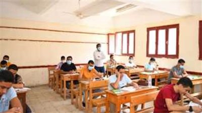 طلاب الشهادة الثانوية العامة يؤدون امتحان مادتي الجغرافيا والكيمياء