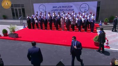 صورة تذكارية للرئيس السيسي بمحطة عدلي منصور المركزية والقطار الكهربائي الخفيف LRT