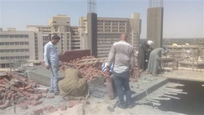 حي شرق أسيوط ينفذ قرار إزالة لدور مخالف.. صور