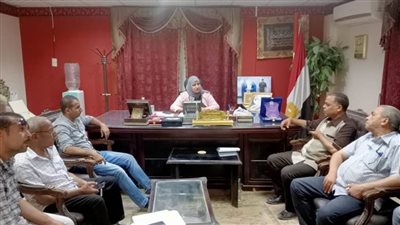 بخراطيم المياه واللوادر.. الوحدة المحلية بالمنشاة تعيد طريق مطار سوهاج كأنه جديد