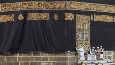 تسليم كسوة الكعبة المشرفة لخادم الحرمين في ١٠ ذي الحجة ومراسم الاستبدال غرة محرم 