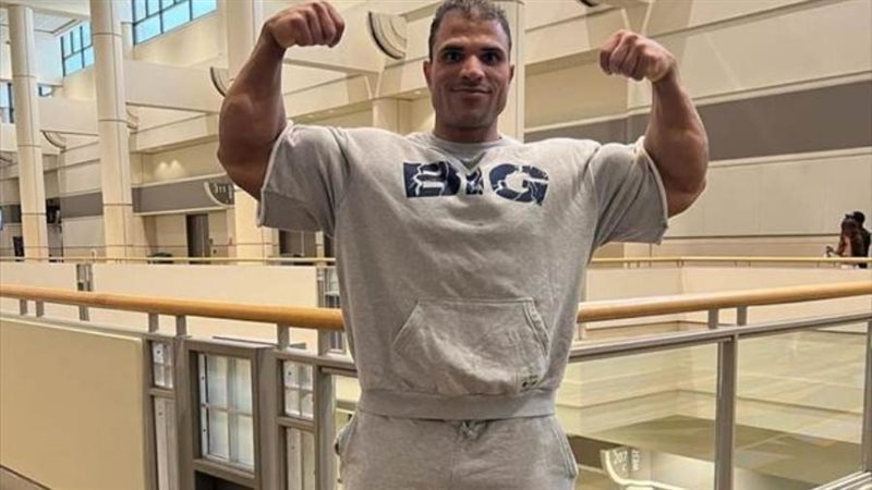 حسن مصطفى يستعرض