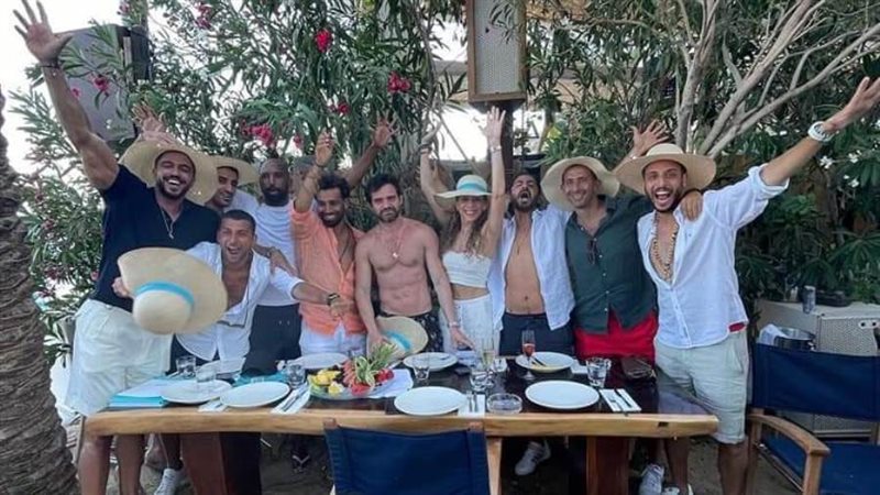 محمد صلاح يحتفل بتجديد