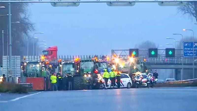 مزارعون يقطعون الطرق