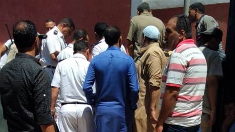 رفع الجثث من غرفة