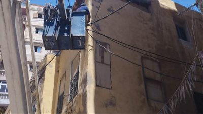 حي غرب يزيل الخطورة الداهمة بثلاثة عقارات بكرموز