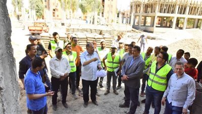 محافظ أسيوط يتفقد أعمال إنشاء 9 عمارات سكنية ومشروع صرف صحي المطمر