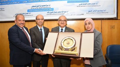 معهد بحوث ودراسات البيولوجيا الجزيئية يكرم رئيس جامعة أسيوط خلال حضوره مناقشة أول رسالة ماجستير بالمعهد