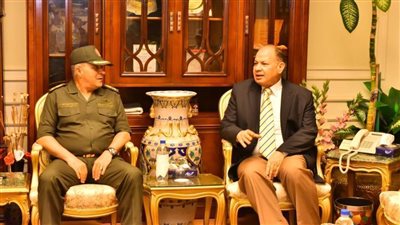 محافظ أسيوط يستقبل قائد المنطقة الجنوبية العسكرية وقيادات المنطقة للتهنئة بعيد الأضحى المبارك