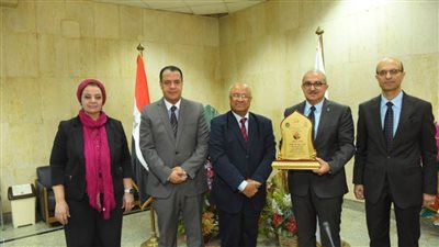 مجلس إدارة مركز التطوير الجامعي يكرم رئيس جامعة أسيوط باعتباره مثلًا وقدوة للقيادة المتميزة والمستنيرة