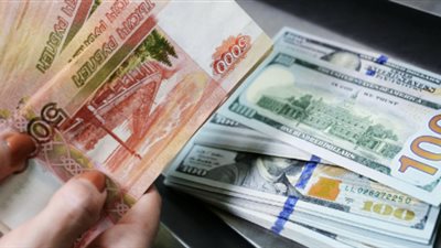 الدولار الأمريكي يواصل الارتفاع في بورصة موسكو مقابل الروبل