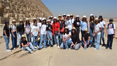 عالم الآثار د. زاهي حواس يلتقي الطلبة الموهوبين في الرسم بالهرم