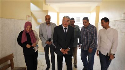 خلال تفقدة اللجان.. محافظ المنيا يشدد على عدم اصطحاب الهواتف المحمولة للطلاب والمراقبين