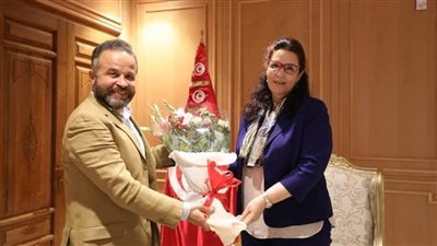 وزيرة الثقافة التونسية تكرم المخرج أنيس الأسود  