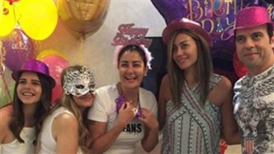 غادة عبدالرازق تحتفل بعيد ميلادها وسط الأهل والأصدقاء 