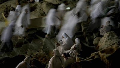 بالصور.. الحجاج على جبل عرفات يتضرعون إلى الله بطلب العفو والمغفرة