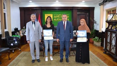 رئيس جامعة الإسكندرية يكرم الطالبتين آية جمال وشيرويت جابر لتميزهما دولياً