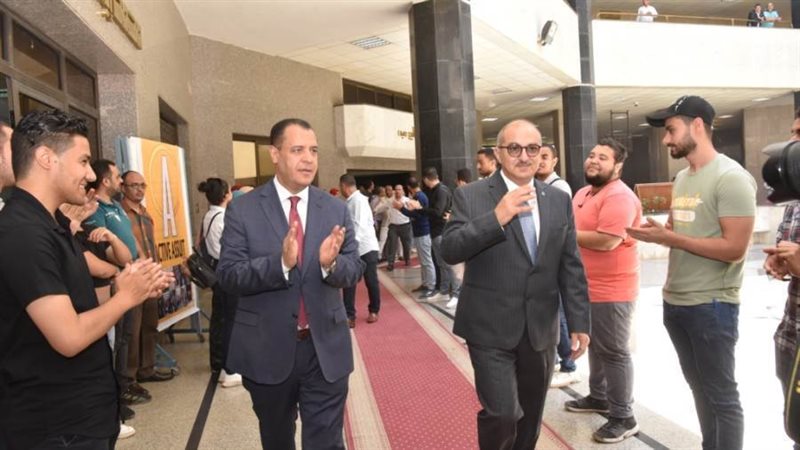 بالتصفيق والورود