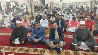 المحافظون يؤدون صلاة عيد الأضحى وسط جموع المصلين