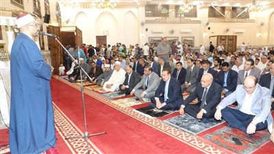 محافظ المنوفية يؤدي صلاة عيد الأضحى بمسجد الرؤوف الرحيم بشبين الكوم