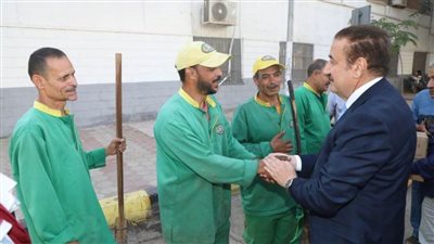محافظ المنوفية يوزع هدايا العيد على عمال النظافة بـ”الشوارع والميادبن“