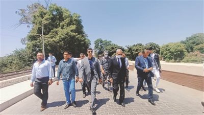 محافظ القليوبية يتابع تجهيز الحدائق ويوزع الهدايا على الأطفال بالقناطر الخيرية