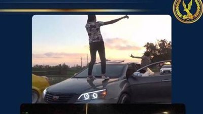 رقص على مقدمة سيارته فسقط بقبضة الشرطة