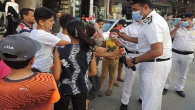 الشرطة تشارك المواطنين الاحتفال بعيد الأضحى المبارك وتقدم هدايا تذكارية